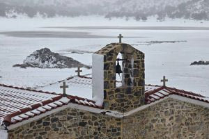 Στα λευκά το εκκλησάκι του Αγίου Πνεύματος στον Ομαλό