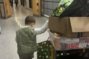 Ένας 4χρονος Άγιος Βασίλης με λευχαιμία δίνει δώρα σε παιδιά στο νοσοκομείο