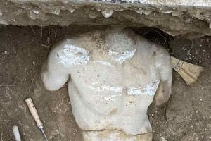 ΥΠΠΟ: Έναν αρχαίο θησαυρό ανακάλυψαν σκάβοντας για δίκτυο φυσικού αερίου κοντά στο Ηρώδειο