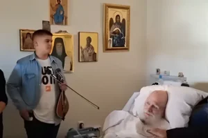 Παιδιά με παραδοσιακά όργανα είπαν τα κάλαντα στον πρώην Αρχιεπίσκοπο Κρήτης Ειρηναίο