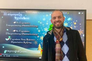Φιλόλογος έμαθε σε μαθητές το τραγούδι «Ω έλατο» στη νοηματική – Ανάμεσα τους και παιδιά από την Βιάννο