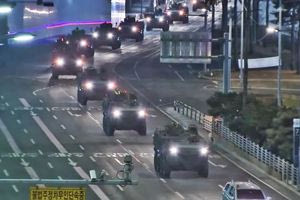 «Φρούριο» η Νότια Κορέα με τον στρατιωτικό νόμο: Τανκς στους δρόμους και ελικόπτερα