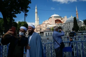 Αποξηλώνεται ο τρούλος της Αγιάς Σοφιάς για να συντηρηθεί – Τι λένε τουρκικά ΜΜΕ