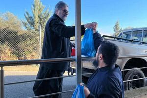 Ιερά Μητρόπολη Αρκαλοχωρίου, Καστελλίου και Βιάννου: Μοίρασαν δέματα με τρόφιμα και κρέας – στον Σεβασμιώτατο έψαλαν τα κάλαντα μαθητές