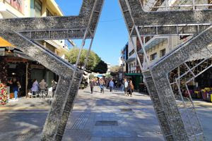 Iδιοκτήτες καταστημάτων μιλούν στο patris.gr : Ο κόσμος «σκανάρει» διστακτικά την αγορά λίγο πριν τα Χριστούγεννα