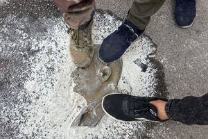 Αντάρτες πυρπόλησαν τον τάφο του πατέρα τού Άσαντ