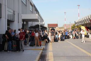 How Many Tourists Visited Crete: 7% Increase in Air Traffic Projected for 2025