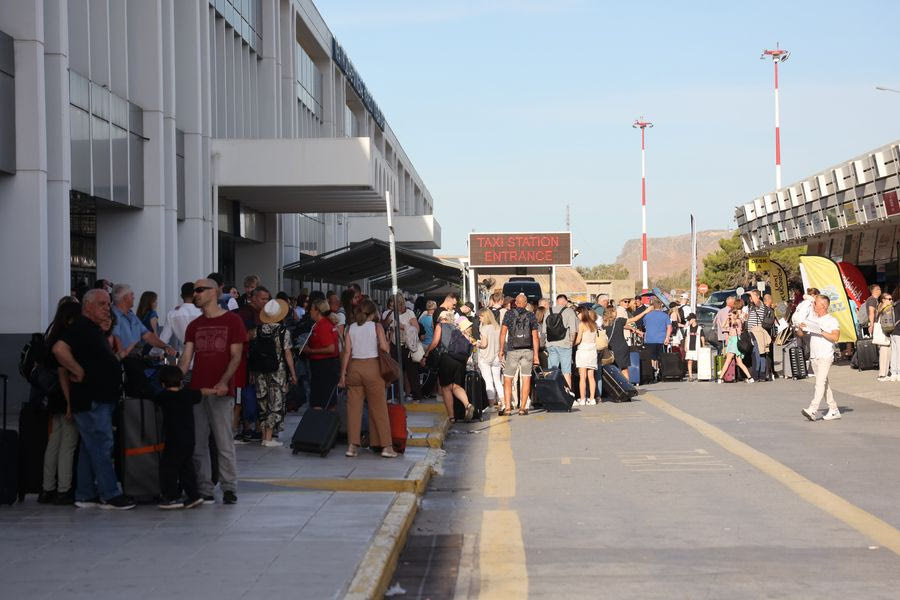 How Many Tourists Visited Crete: 7% Increase in Air Traffic Projected for 2025