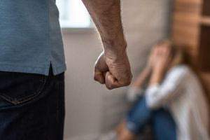 «Με ανάγκαζε να ασελγώ στα παιδιά από 5 ετών» – Τι κατέθεσε η σύζυγος του αστυνομικού της Βουλής