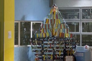 Στόλισαν καράβι στο κολυμβητήριο με… μετάλλια