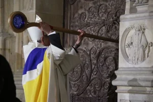 Ήχησαν οι καμπάνες της Παναγίας των Παρισίων – Η εντυπωσιακή τελετή