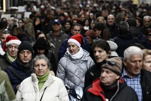 Εορταστικό ωράριο: Πώς θα λειτουργήσουν τα καταστήματα Δευτέρα και Τρίτη
