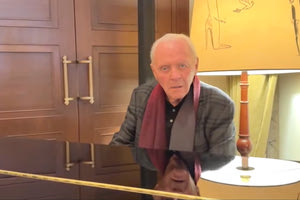 Ο Άντονι Χόπκινς παίζει πιάνο και λέει ότι είναι «διαθέσιμος για γάμους, γενέθλια»