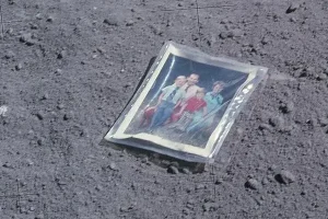 Η ιστορία της οικογενειακής φωτογραφίας που βρίσκεται στο φεγγάρι εδώ και 53 χρόνια