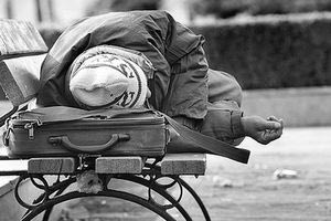 Ηράκλειο: Σε παθολογικά αίτια οφείλεται ο θάνατος του άστεγου