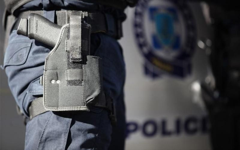Συνελήφθη αστυνομικός – Χτύπησε τη σύζυγό του μπροστά στο παιδί τους