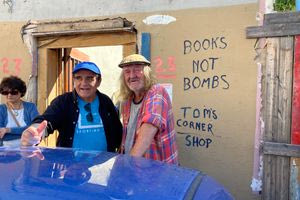 Βιβλία όχι βόμβες (Books not bombs)