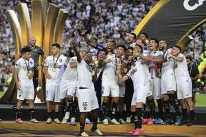 Με δέκα παίκτες η Μποταφόγκο κατέκτησε το Κόπα Λιμπερταδόρες (vid)