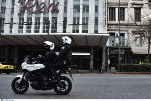 Βύρωνας: Συνελήφθη γνωστός επιχειρηματίας – Εντοπίστηκε όπλο στην Porsche του