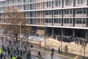 Θεσσαλονίκη: Επεισόδια με μολότοφ έξω από τα Δικαστήρια