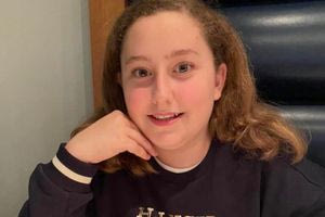 Η 11χρονη Εριέττα Καραμούντζου που άναψε το Χριστουγεννιάτικο δέντρο στο Λονδίνο