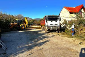 Ολοκληρωμένη παρέμβαση καθαριότητας στο δημοτικό πάρκινγκ στην Αμμουδάρα