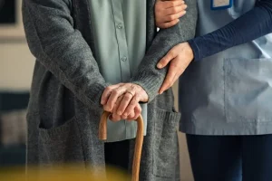 Ηλικιωμένοι και κακοποιημένα παιδιά περνούν τις γιορτές μέσα στο νοσοκομείο λόγω εγκατάλειψης