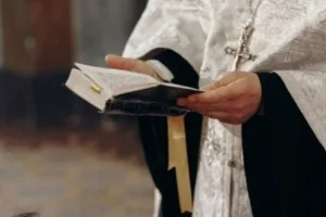 Νέα Σμύρνη: 20χρονος εισέβαλε σε κηδεία και προκάλεσε πανικό – Χόρευε πάνω από το φέρετρο