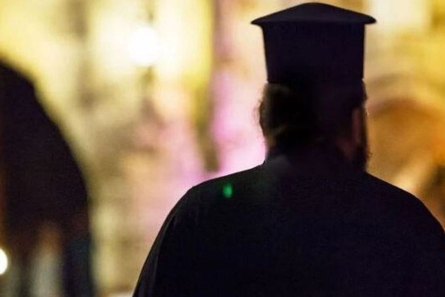 Ρέντης: 52χρονος ιερέας μέθυσε και τα έκανε γυαλιά καρφιά σε καφετέρια