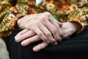 105χρονη Βρετανίδα αποκαλύπτει δύο εντυπωσιακά μυστικά για μακροζωία και γερό μυαλό