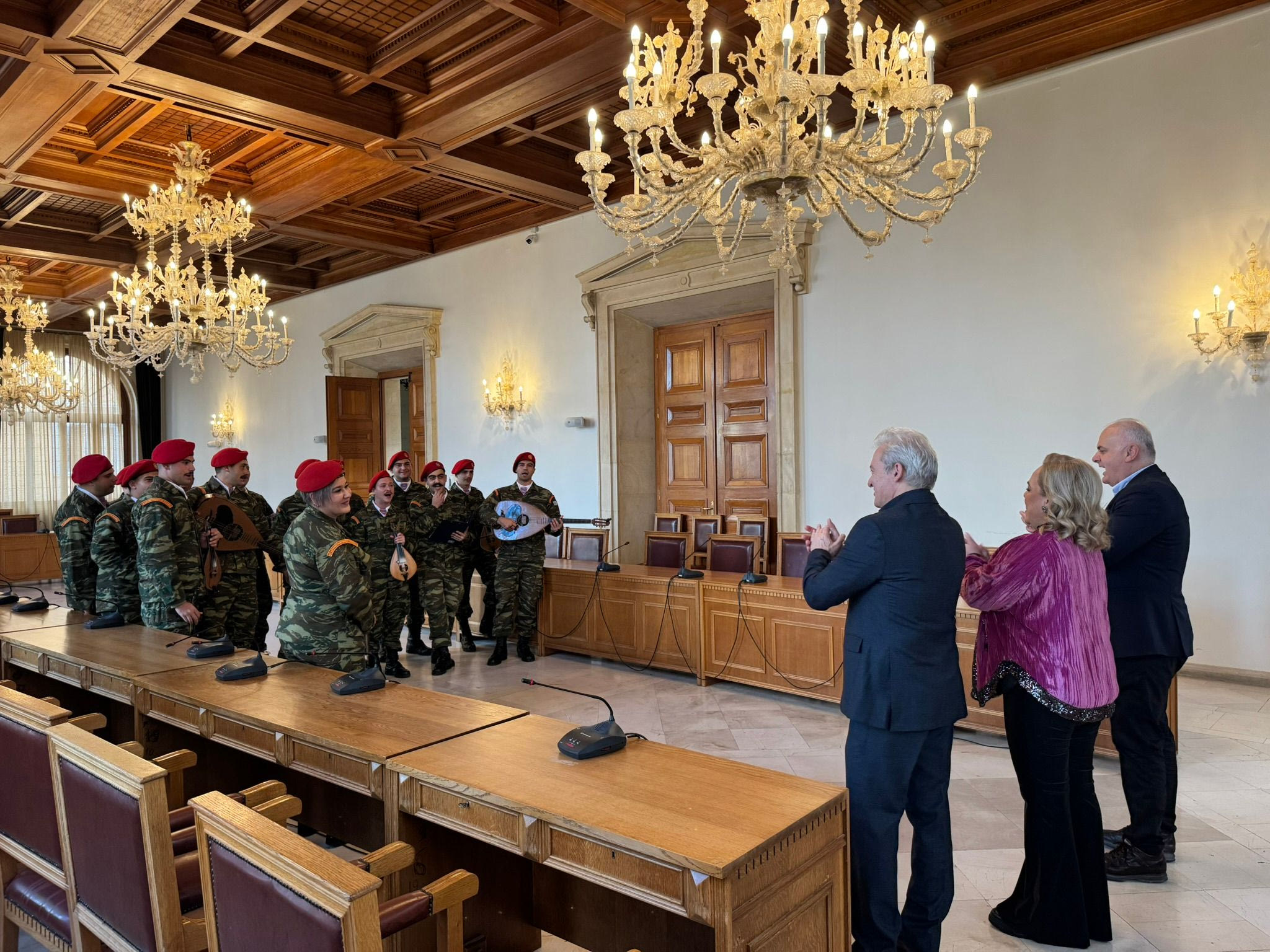 Χριστούγεννα: Γιατί λέμε κάλαντα την παραμονή; – Τι είναι και από πού προέρχεται το έθιμο