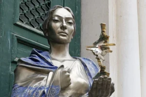 Το γλυπτό της Μαρίας Κάλλας με την ελληνική σημαία, στη Βενετία