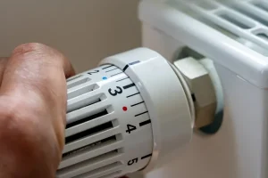 Οι 3 κινήσεις για σωστή εξαέρωση του καλοριφέρ: Ποια είναι τα συχνότερα λάθη
