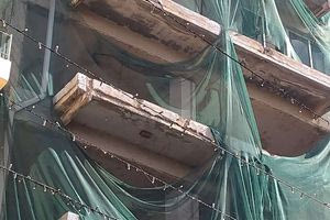 Τι θα γίνει με το κτήριο στην οδό Έβανς; – Σοβάδες έπεσαν σε περαστικούς