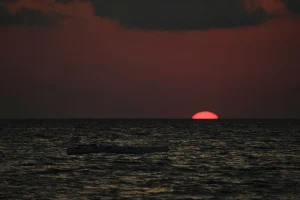 Κοριτσάκι 10 ετών έφτασε μόνο του με πλεούμενο κοντά στη Λαμπεντούζα