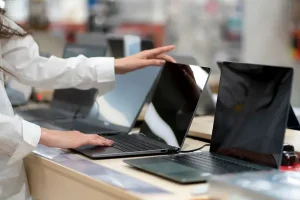 Επιδότηση για laptop, tablet έως και 1.600 ευρώ – Ποιοι είναι οι δικαιούχοι του voucher