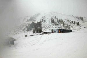 «Λευκά χριστούγεννα» στα χιονοδρομικά – Ποια λειτουργούν, ποια είναι ανοικτά μόνο για βόλτα