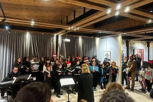 Ο Πολυχώρος της Δημοτικής Πινακοθήκης «πλημμύρισε» με Χριστουγεννιάτικες μελωδίες και τραγούδια