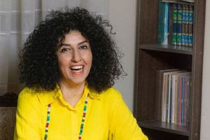 Ιράν: Η Ναργκίς Μοχαμαντί βγήκε από τη φυλακή φωνάζοντας “Γυναίκα, ζωή, ελευθερία”