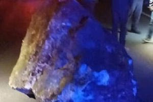 Λασίθι: Βράχος αποκολλήθηκε και έπεσε πάνω σε αυτοκίνητο!