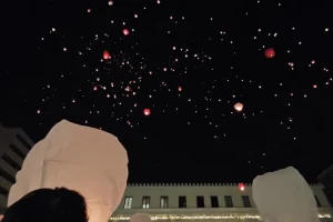 Γέμισε φαναράκια ο αττικός ουρανός για τη «Νύχτα των Ευχών»