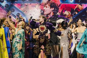 Nemo: Η εντυπωσιακή εμφάνισή του στα Madwalk – «Ελλάδα σε αγαπώ»