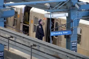 Σοκ στη Νέα Υόρκη: Έβαλε φωτιά στα ρούχα γυναίκας και την έκαψε ζωντανή μέσα σε συρμό του μετρό