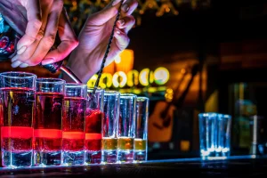 Θεσσαλονίκη: Συνελήφθησαν δύο άτομα που πούλησαν αλκοόλ σε ανήλικες