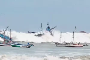 Κύματα 6 μέτρων σηκώθηκαν ξαφνικά στο Περού πετώντας τις βάρκες στον…ουρανό – Video