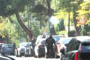 Άγνωστος μπήκε στην πρεσβεία της Συρίας στην Αθήνα και ύψωσε τη σημαία της επανάστασης