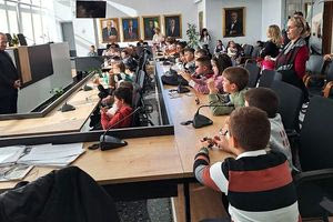 Κάλαντα στον δήμαρχο Ρεθύμνης από μαθητές και μαθήτριες του 2ου δημοτικού σχολείου