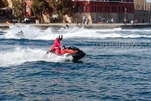 Ο Αϊ Βασίλης έφτασε στα Χανιά με… Jet Ski