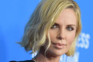 Η Σαρλίζ Θερόν φωτογραφήθηκε αλά Μισέλ Φάιφερ στο «Scarface» και «έριξε» το internet