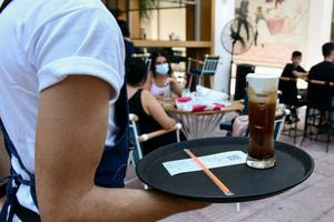 Ο μύθος των «τεμπέληδων» του νότου: Οι Έλληνες εργάζονται περισσότερο και απουσιάζουν λιγότερο